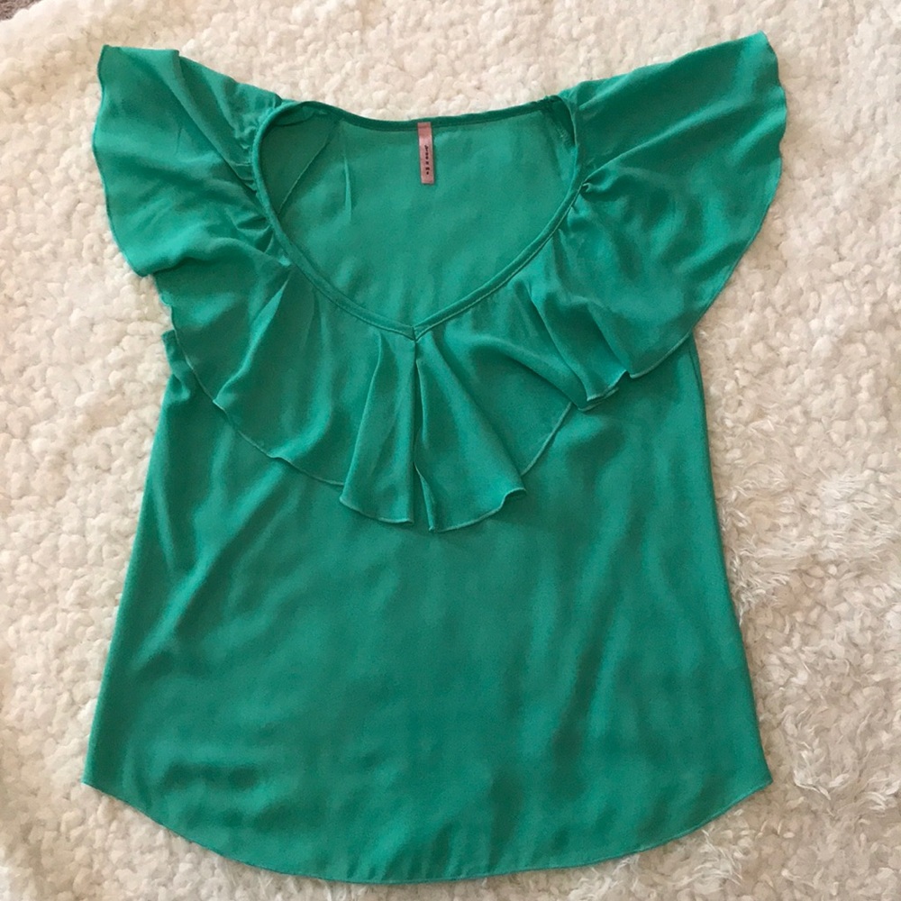 Boutique Short sleeve top with ruffle sleeve